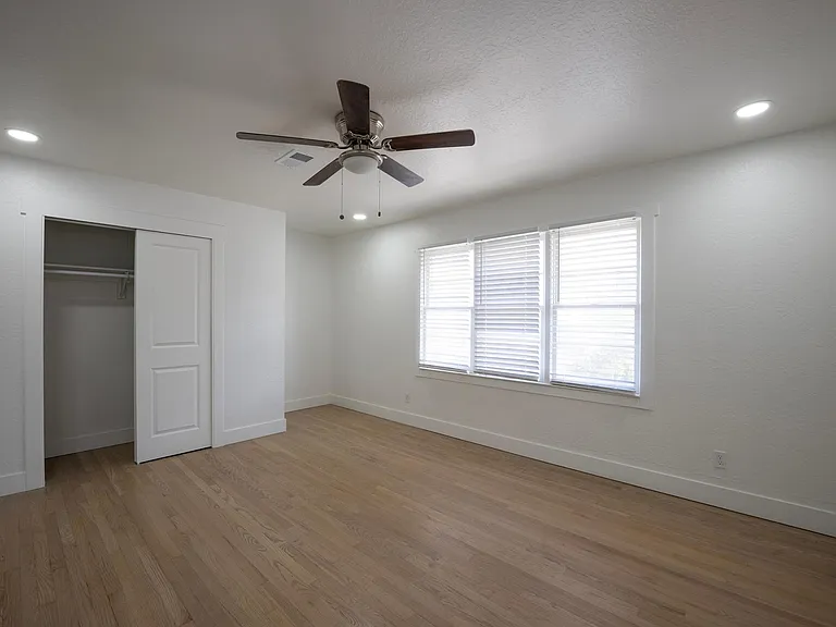 204 W 36th St #2 — Photo 25