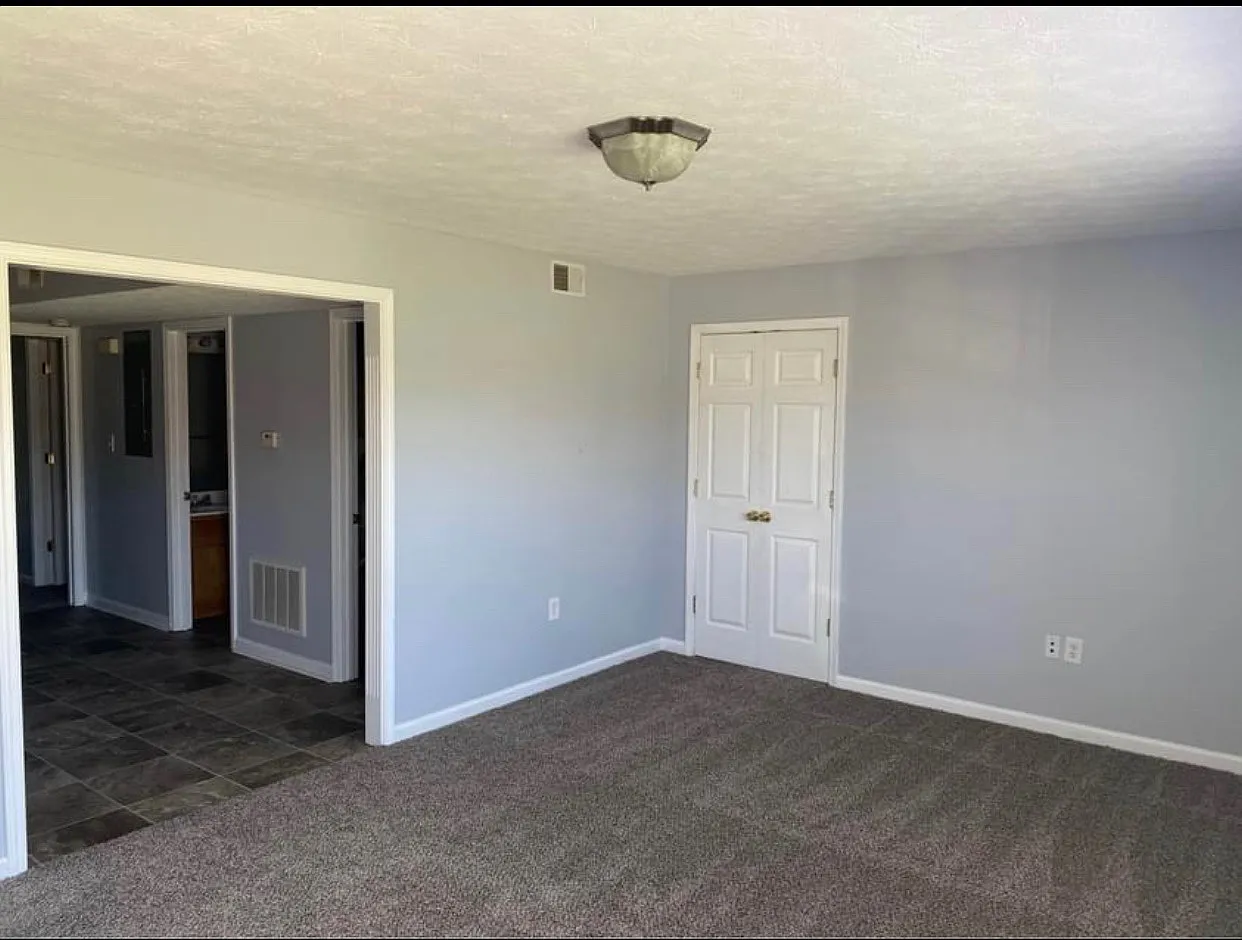106 Kenilworth Ct — Photo 2