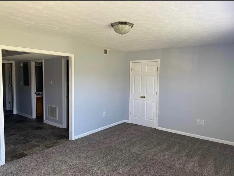 106 Kenilworth Ct — Photo 2
