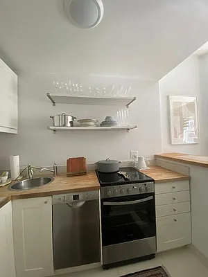 Rented by Moses Stoller, LREB | media 4