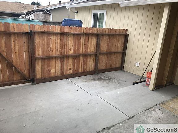 4th image of 593 Sanders Ave