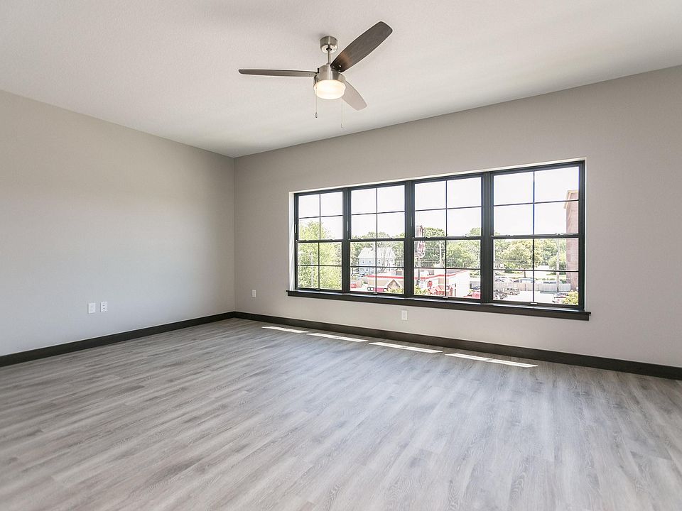 1st image of 1420 1st Ave NE #206