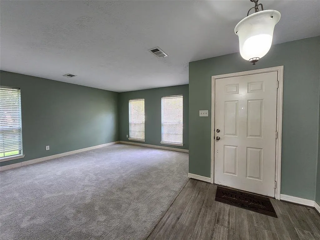 4 bed, 2.5 bath, 2647 sqft, $2,250 — Photo 3