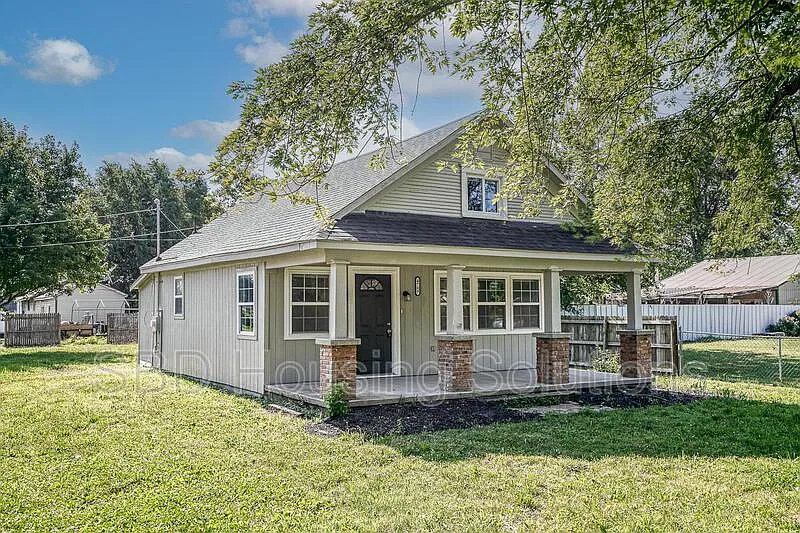 3 bed, 1.0 bath, $1,299 — Photo 2