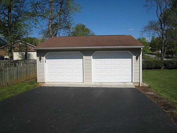 2nd image of 955 Barrens Village Ln