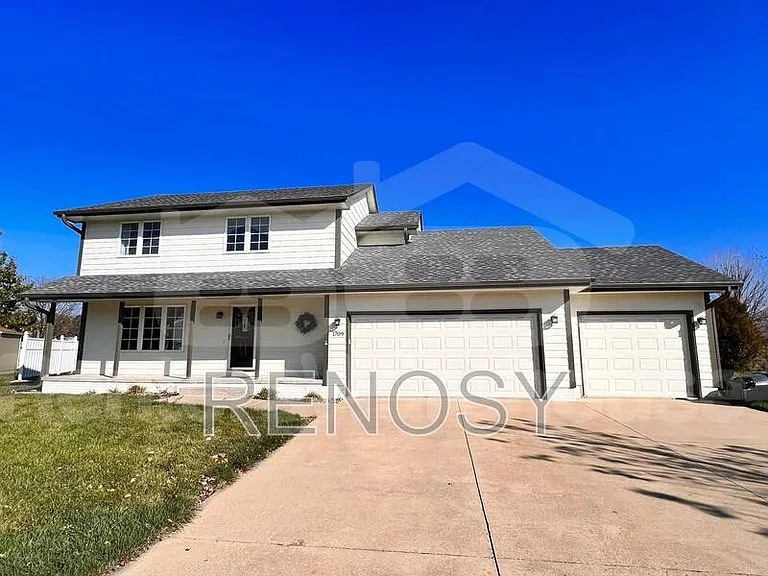 1709 NE Sherman Ct — Photo 1