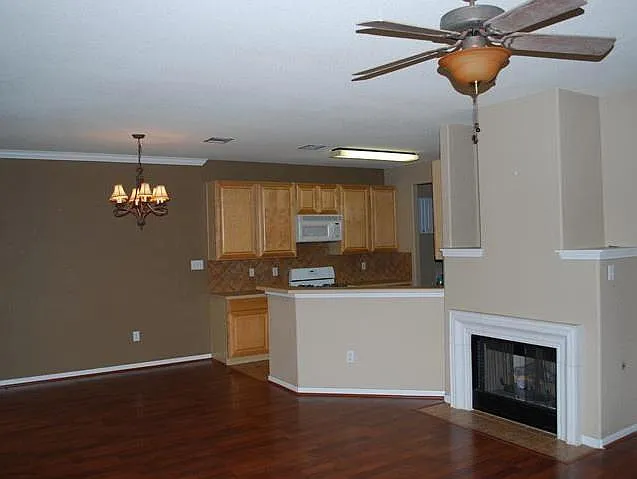 3 bed, 2.5 bath, 1397 sqft, $2,695 — Photo 4