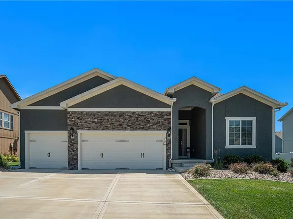 12426 Live Oak Cir, Peculiar, MO 64078