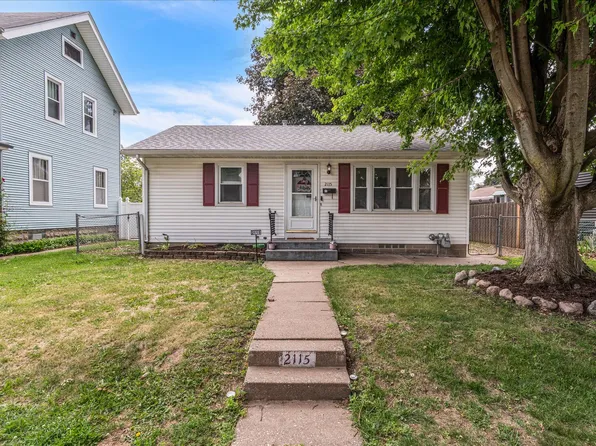 2115 W Pleasant St, Davenport, IA 52804