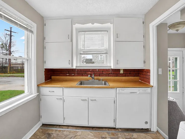 1568 Parker Dr — Photo 5