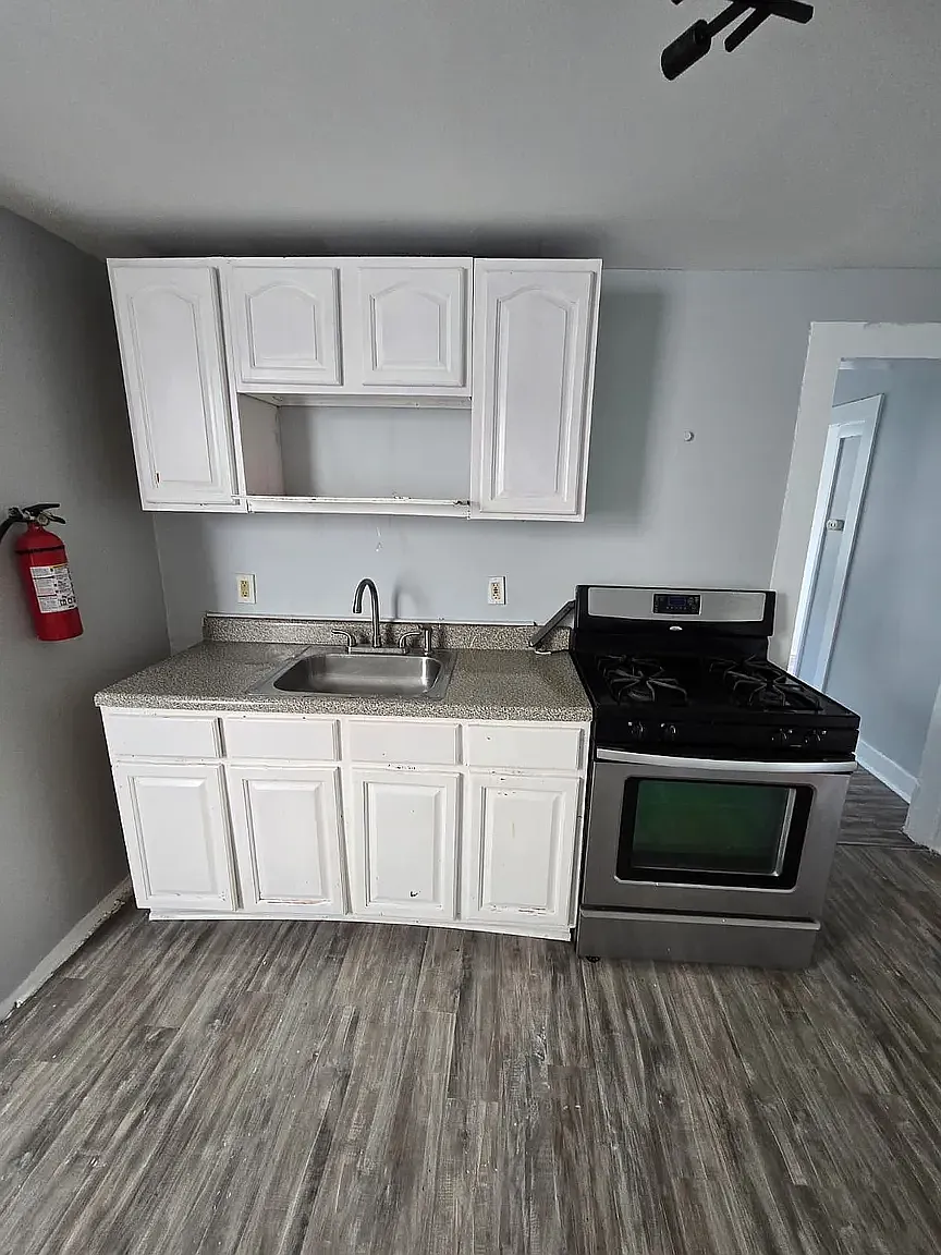 3 bed, 1000 sqft, $1,899 — Photo 3