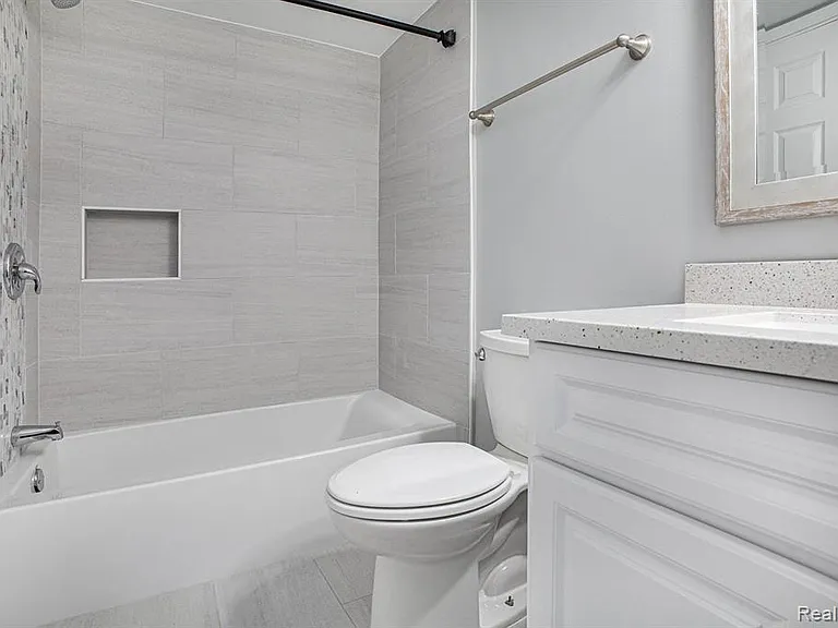 15054 Riverside Dr — Photo 18