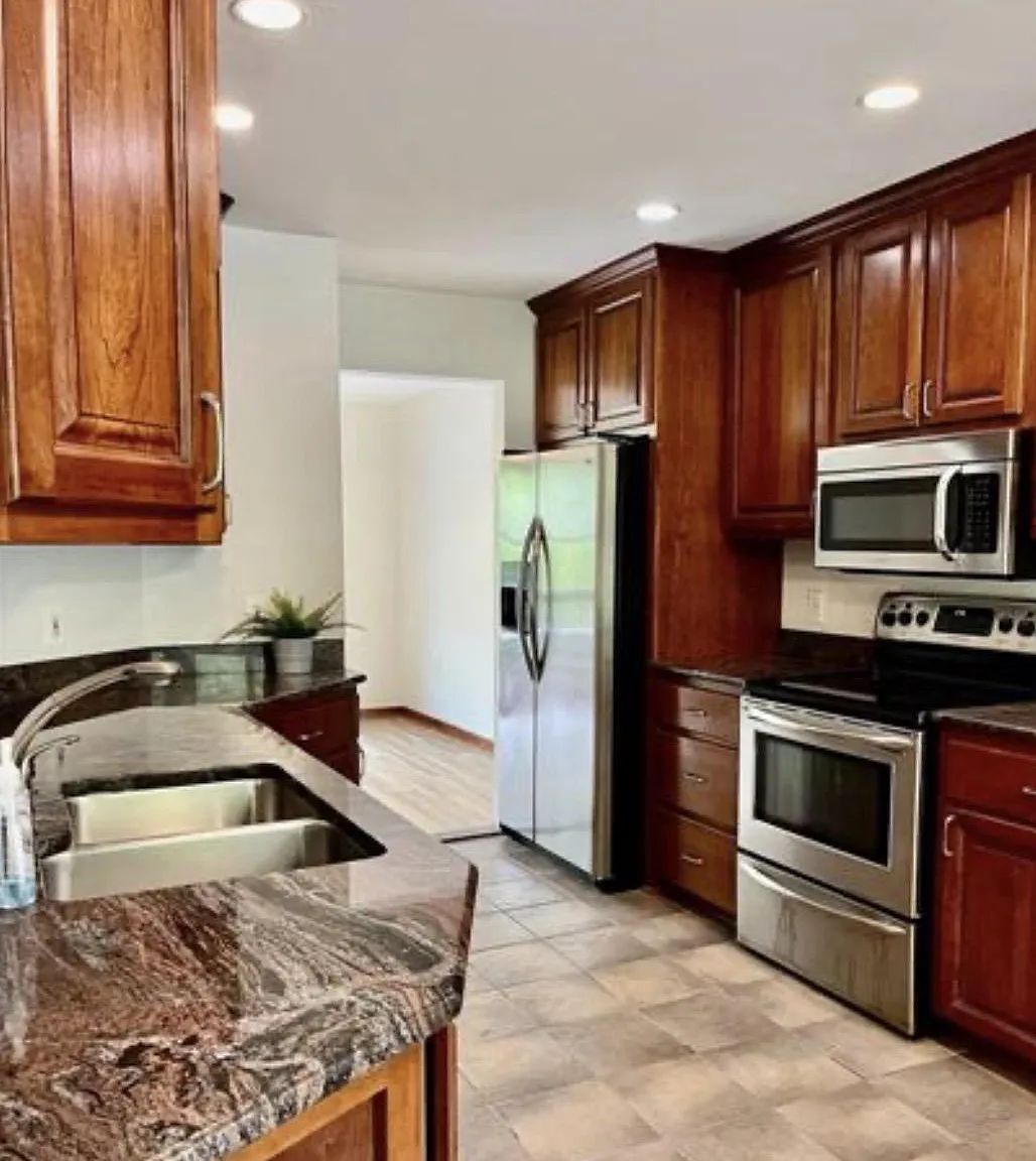 3 bed, 3.5 bath, 1240 sqft, $2,800 — Photo 2