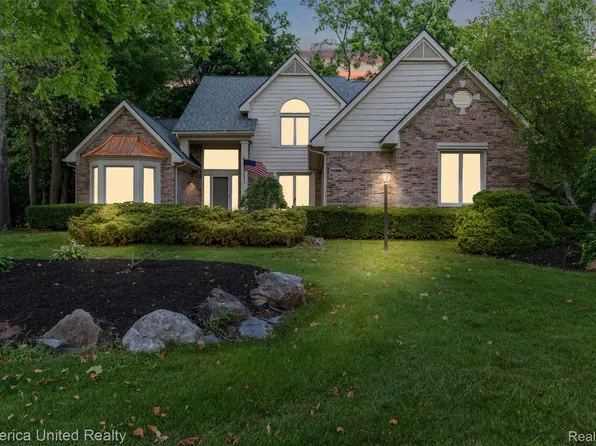 54366 Royal Troon Dr, South Lyon, MI 48178