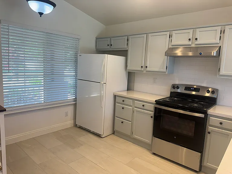 2304 E Decatur Ave — Photo 2