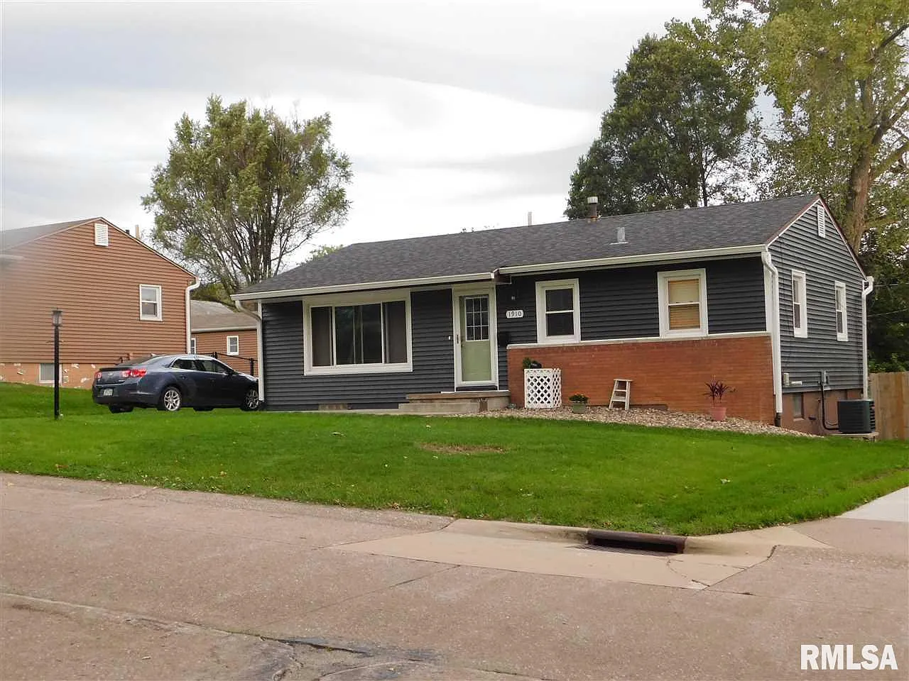 1910 Oak St photo 1