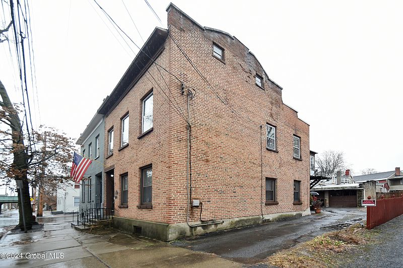 3rd image of 156 Front Street