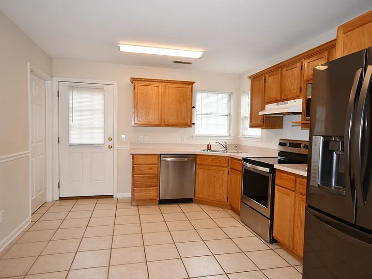 1137 Thomas Ln #B — Photo 5