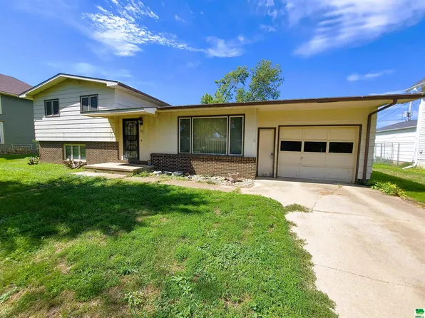 1011 Elm St, Correctionville, IA 51016
