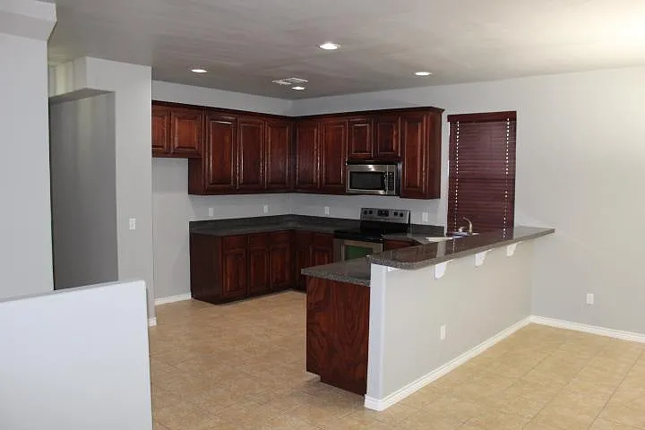 4 bed, 2.5 bath, 1874 sqft, $1,650 — Photo 4