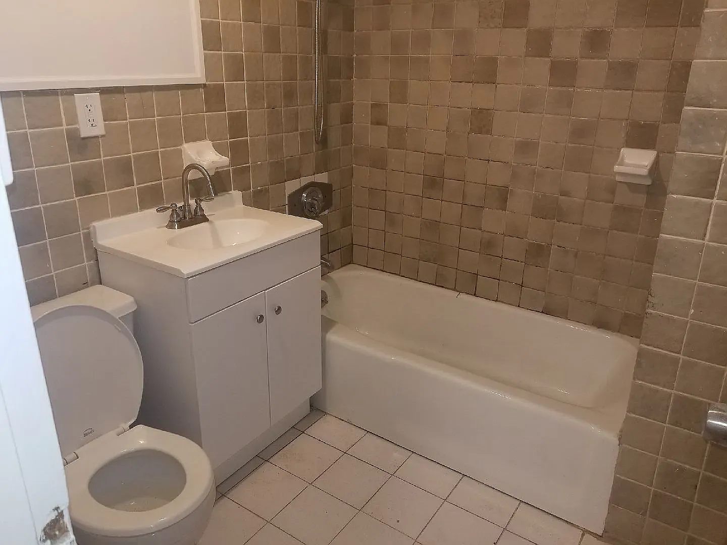 682 Parker St — Photo 3