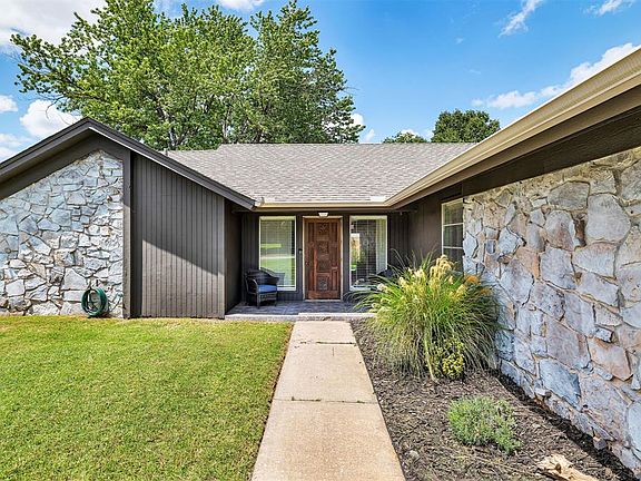 4th image of 608 SW 25th Pl
