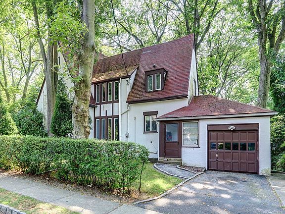3rd image of 179 Hillpark Ave