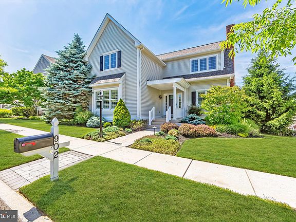 3rd image of 902 Pinehurst Dr