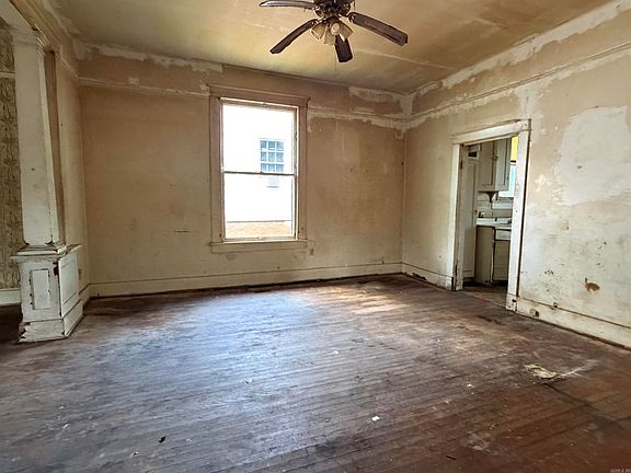5th image of 905 Lewis St