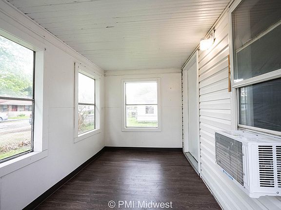 3rd image of 1643 N Centennial St