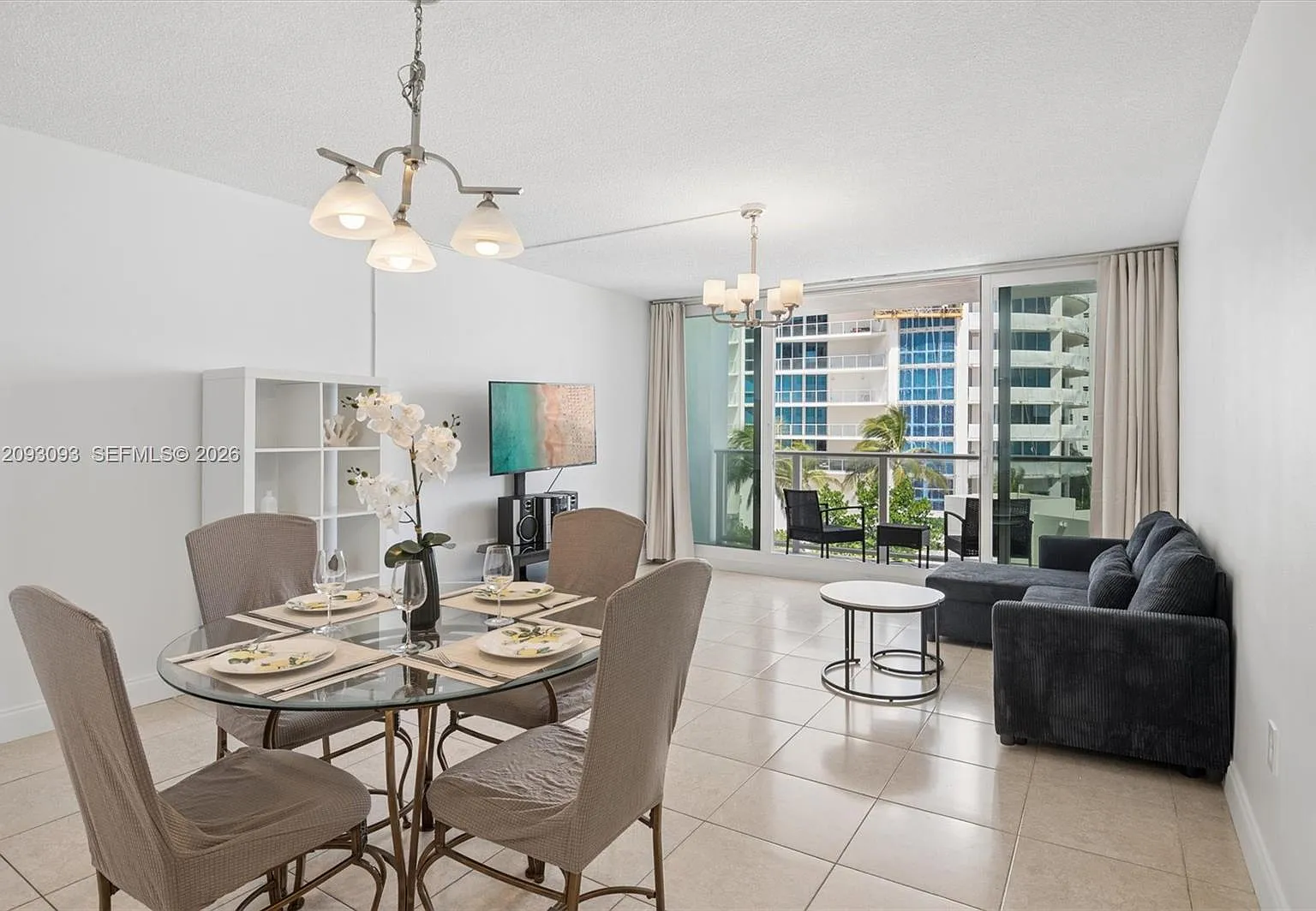 Alexander Towers Condo — Photo 4