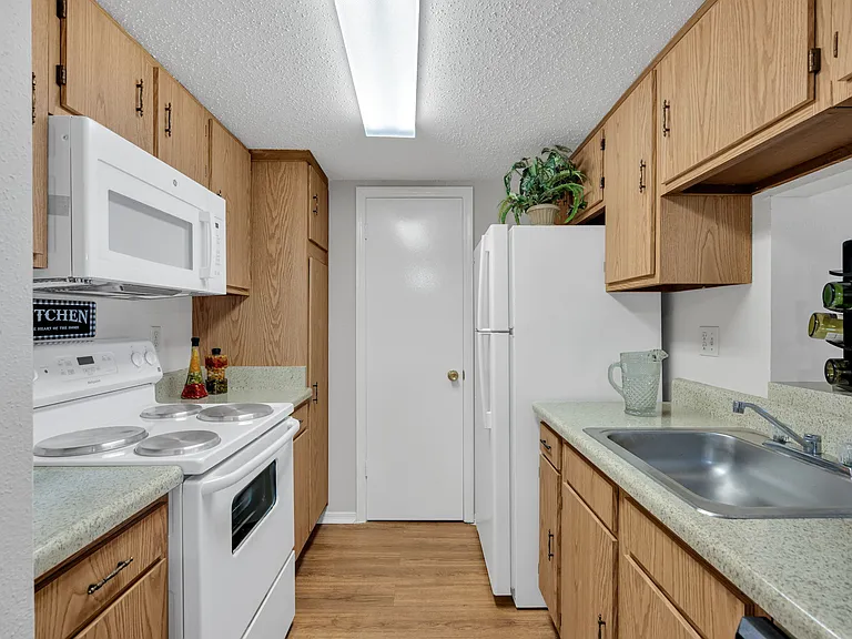 Woodlake Apartments — Photo 11