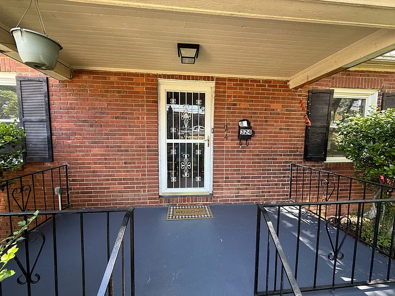 324 E Peterson Dr — Photo 6