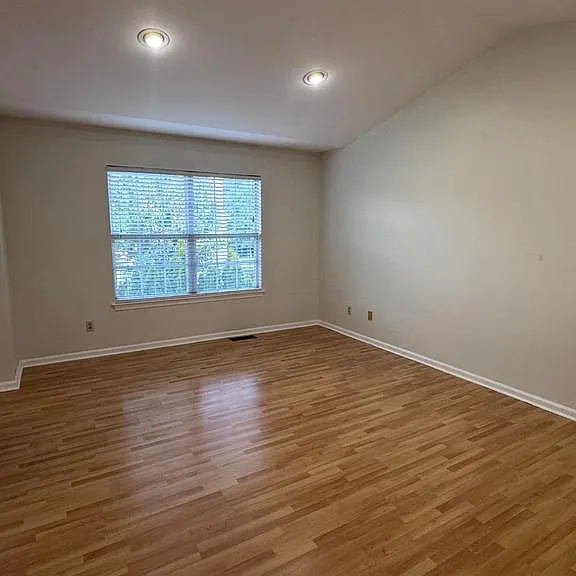 216 Waverly Ct — Photo 16
