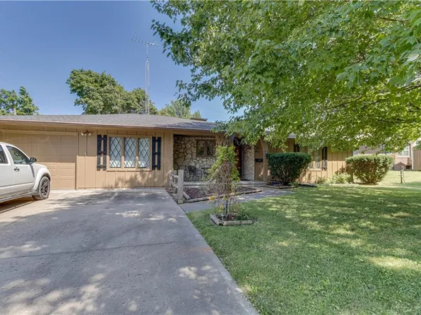 105 N 8th St, Savannah, MO 64485