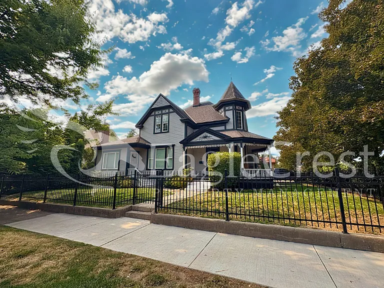 345 E Birch St — Photo 3