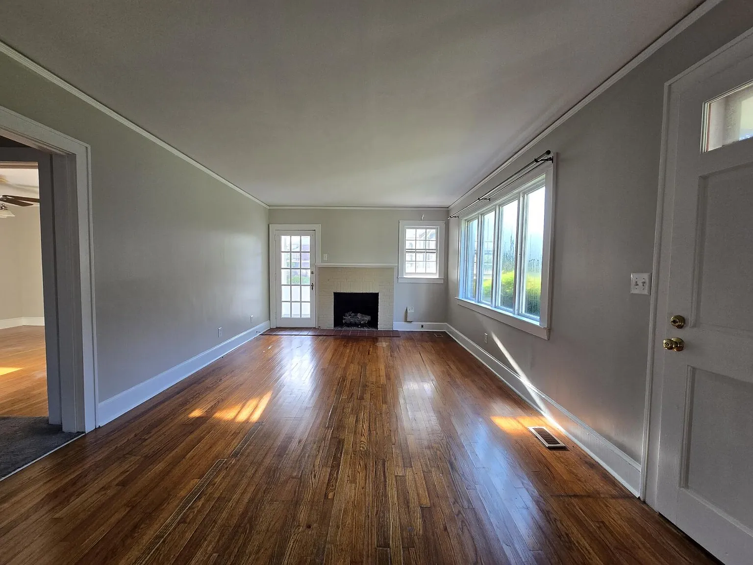 5 bed, 1.5 bath, 1800 sqft, $1,750 — Photo 2