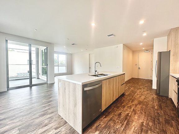 2nd image of 716 N Sweetzer Ave #201