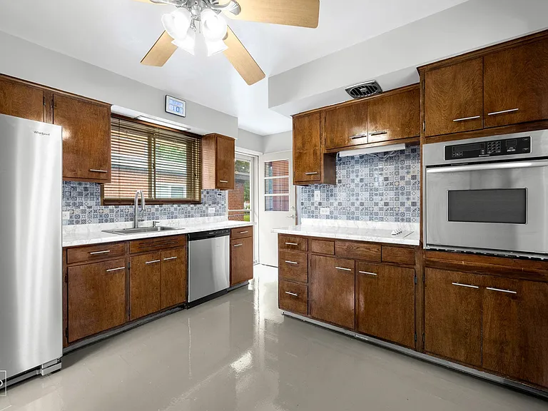 413 E Atwater Ave — Photo 16