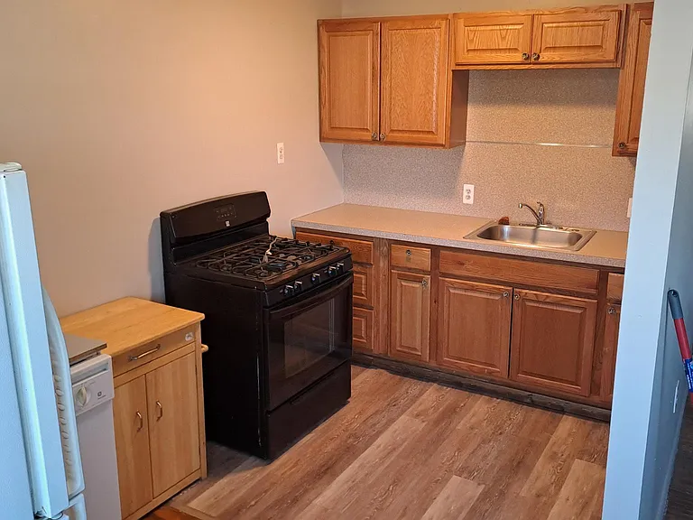 740 E Green St — Photo 6