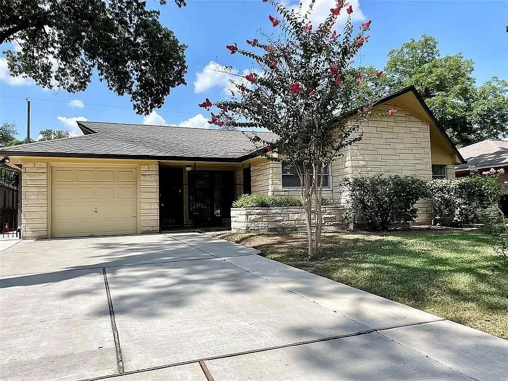 3 bed, 1.0 bath, 1139 sqft, $2,400 — Photo 1