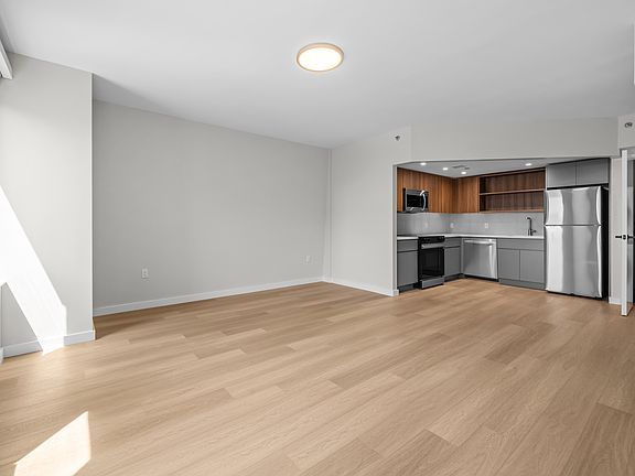 5th image of 2905 W 17th St #8B