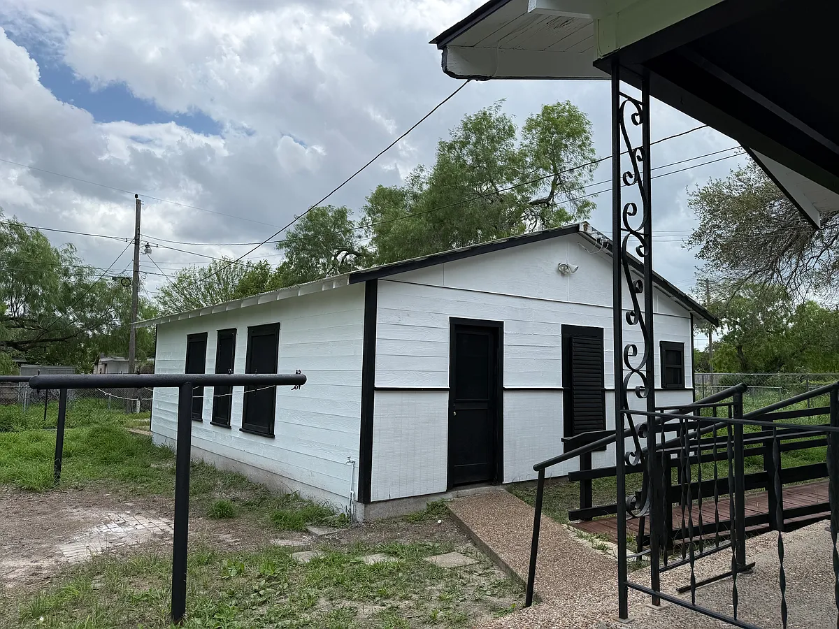 Building Photo - 607 E C Ave