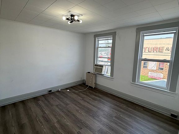 3rd image of 340 Long Ave