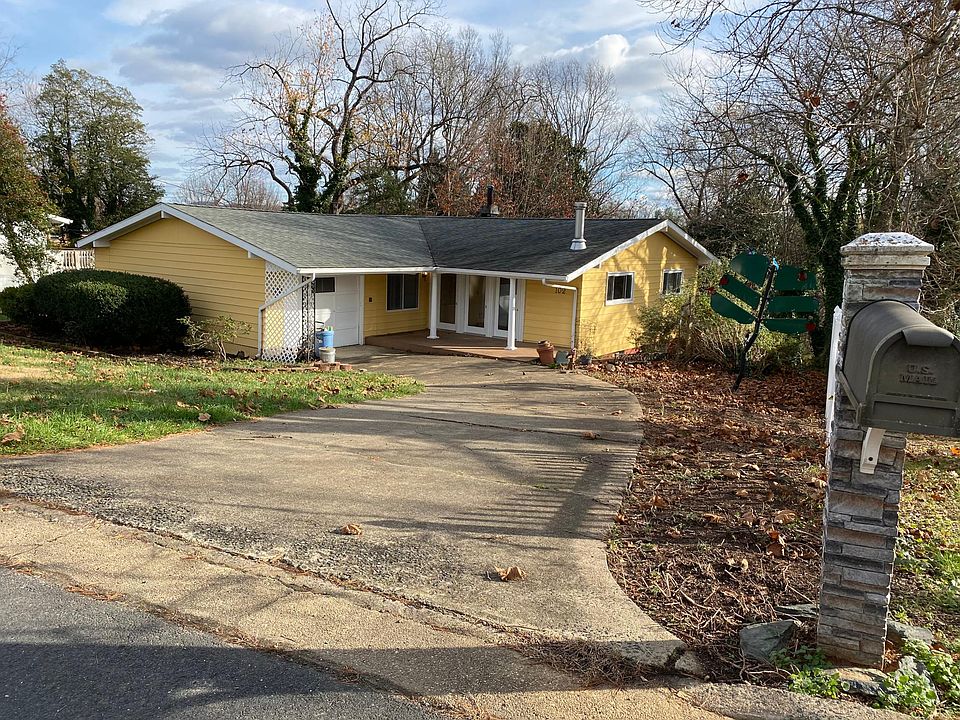 Street view. Mailbox, driveway, front porch!
