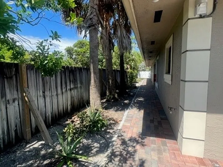 1035 NE 10th Ave — Photo 6
