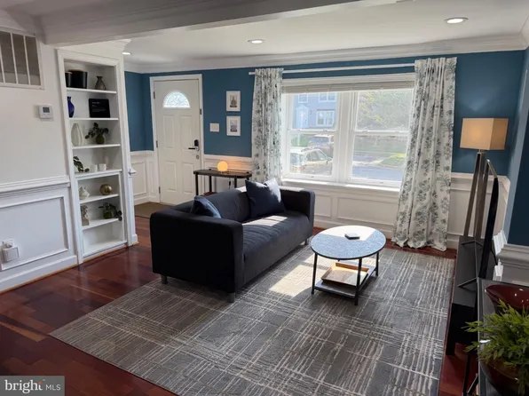 5572 Glasgow Woods Ct, Fairfax, VA 22032