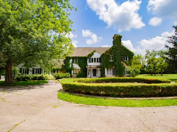 52 Aintree Rd, St Charles, IL 60174