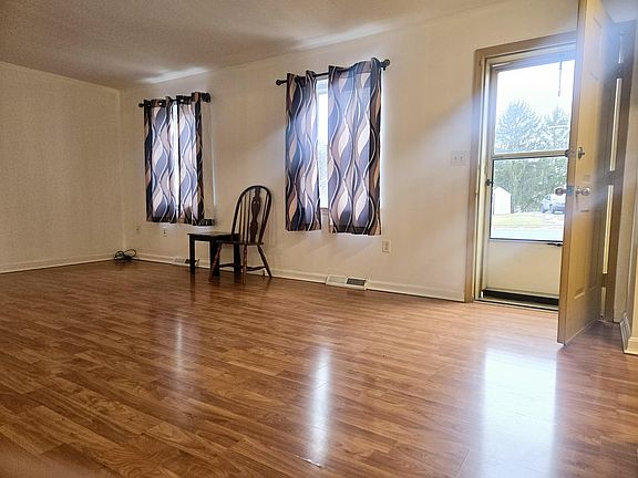 Living Room (Pic 1)