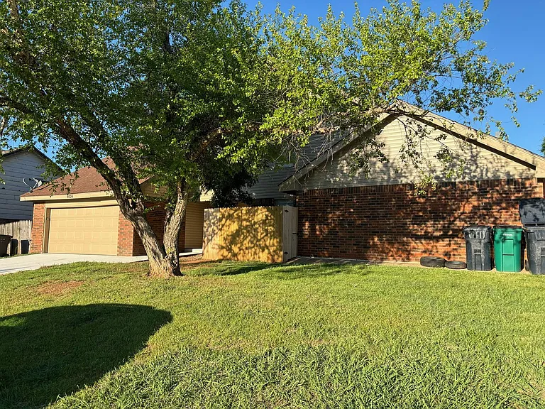 9006 N Rockwell Dr — Photo 2